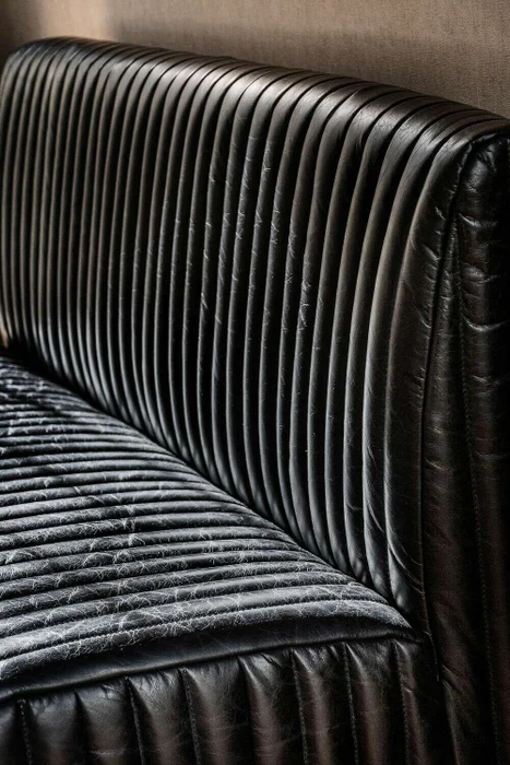 SILLON DE COMEDOR FERRARO - CUERO ITALIANO NEGRO - 1.53 MTS en Negro - Sillones y sofás, Uruguay | La Iberica, vista 6