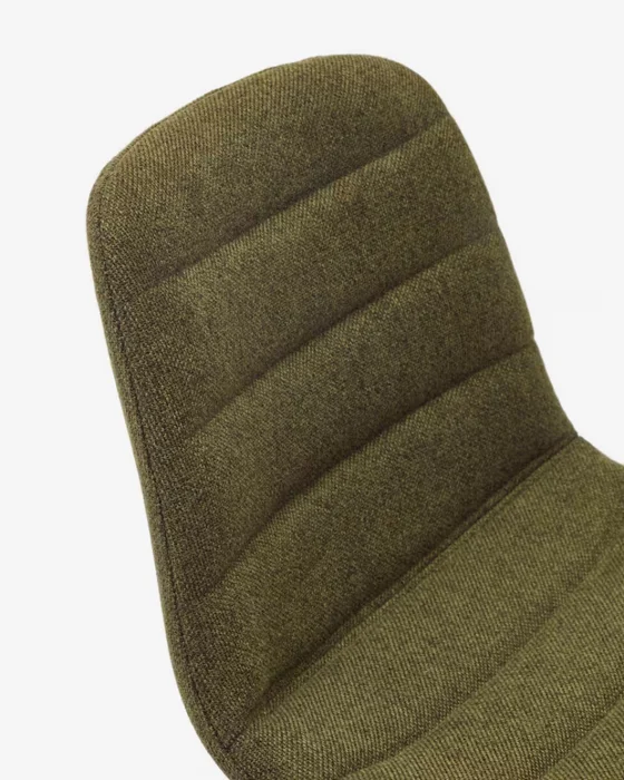 Taburete Zunilda de chenilla - verde oscuro y acero con acabado negro mate altura 65 cm en Verde - Butacas, banquetas y puffs, Uruguay | Kavehome, vista 4