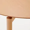 Mesa Indara - redonda de chapa de fresno y madera maciza de caucho con acabado tono natural Ø110cm en Beige, Marrón - Mesas de comedor, Uruguay | Kavehome, vista 5 de 7