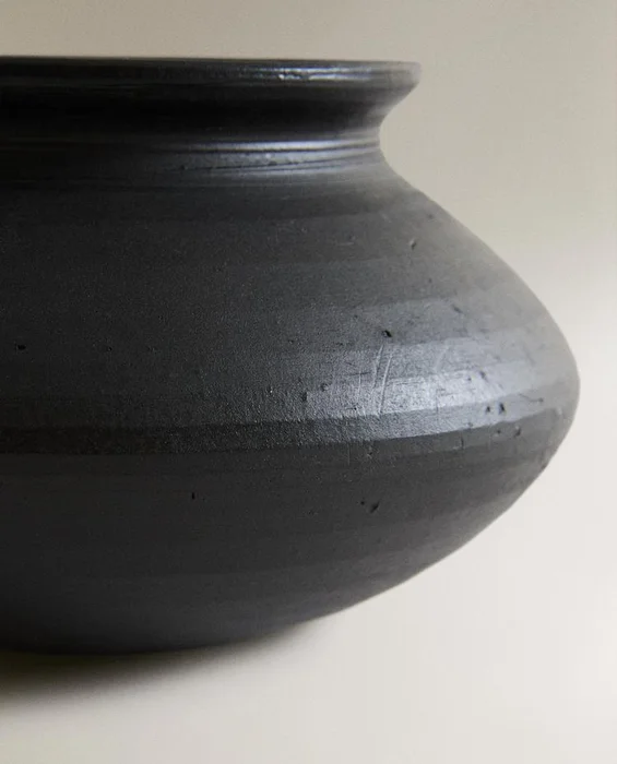 JARRÓN DECORATIVO OVALADO en Negro - Jarrones, Uruguay | Zara Home, vista 4