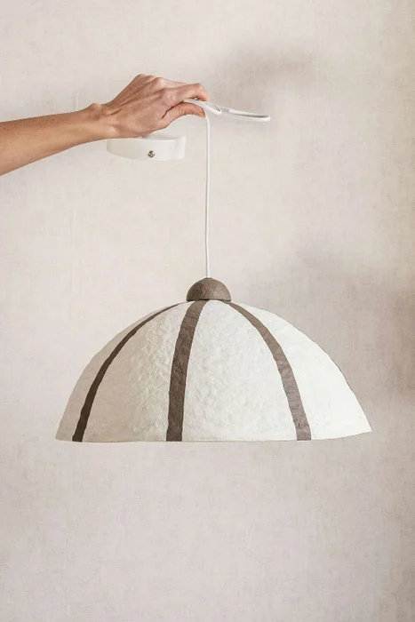 LAMPARA DE TECHO ALBA - PAPEL MACHE RAYAS - Lámparas colgantes, Uruguay | La Iberica
