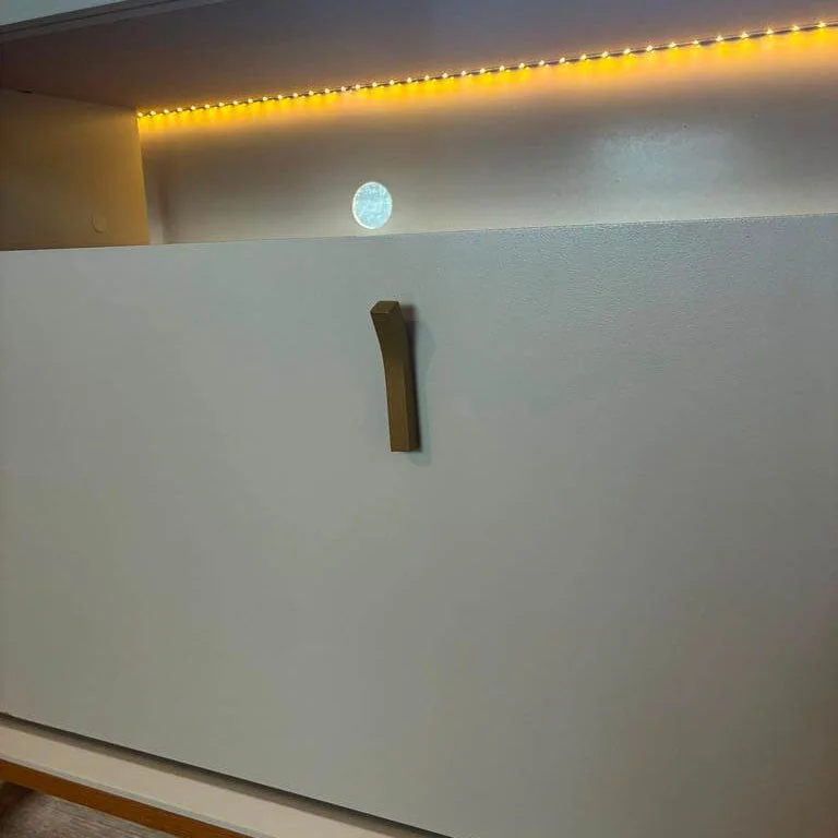Rack para tv Dubai 180cm con Led - Patas en madera maciza en Madera natural - Muebles para TV, Uruguay | Balton, vista 4