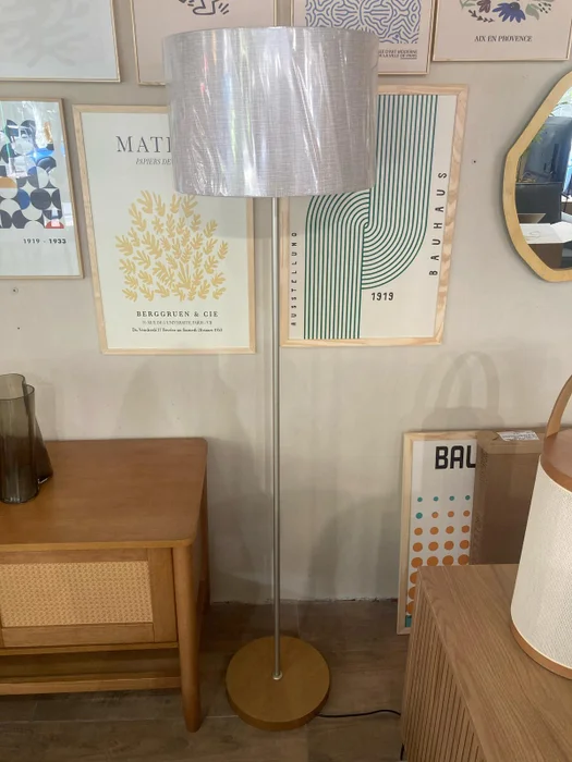 Lámpara de Pie Slim - Pantalla Lino en Castaño y Dorado – Material Pie: Hierro – Material Base: Madera – Material Panta - Lámparas de pie, Uruguay | Berna home, vista 3