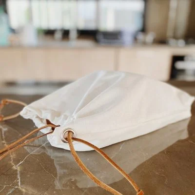 Tabla panera de madera con bolsita de lino - Decoración, Uruguay | Dreams On Time, vista 3