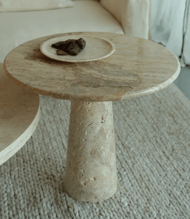 MESA LATERAL CESAR L TRAVERTINO en Beige - Mesas de living, Uruguay | Más Infinito Casa