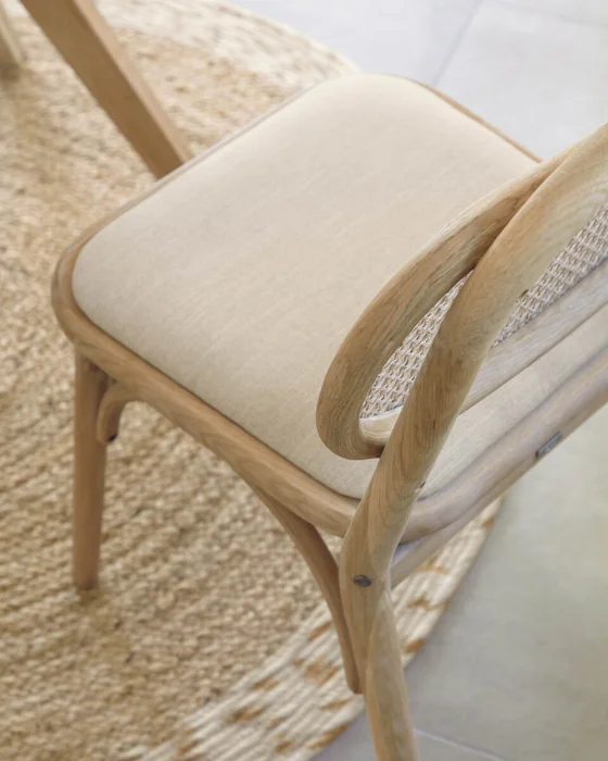 Silla Doriane de madera maciza - de roble acabado natural y asiento de tela en Madera natural - Sillas, Uruguay | Kavehome, vista 4
