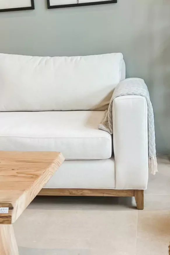 Sofá con zócalo tapizado Alice en Blanco - Sillones y sofás, Uruguay | Pieza Clave, vista 2