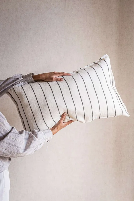 ALMOHADON LINO RAYADO GRIS - 70 X 43 CMS en Gris - Textiles, Uruguay | La Iberica, vista 4