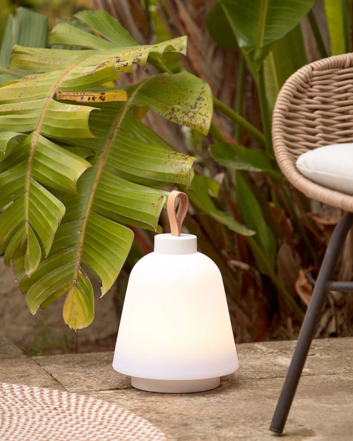 Lámpara de mesa Udiya de polietileno y metal acabado blanco en Blanco - Lámparas de mesa, Uruguay | Kavehome, vista 2