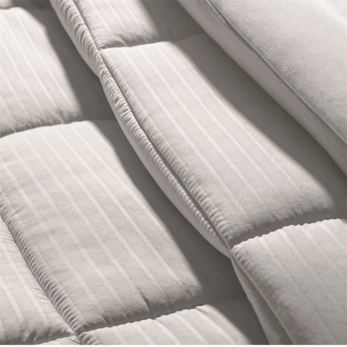Acolchado King - Toque pluma Parallelo 2,80 x 2,40m en Blanco - Textiles, Uruguay | Decohogar, vista 3