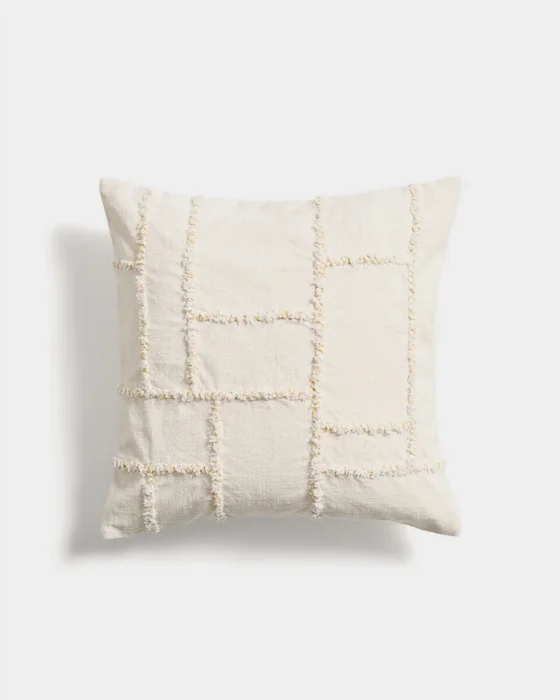 Almohadón Verion con detalle geométrico bordado amarillo 45 x 45 cm en Amarillo - Textiles, Uruguay | Kavehome