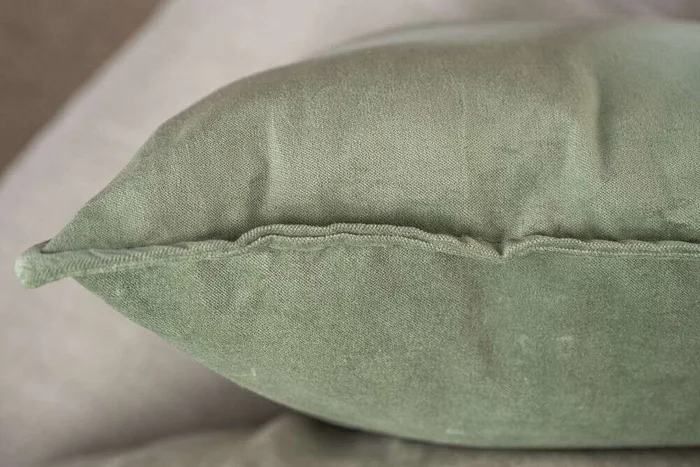 ALMOHADON TERCIOPELO MATCHA - 55 X 55 CMS en Verde - Textiles, Uruguay | La Iberica, vista 7