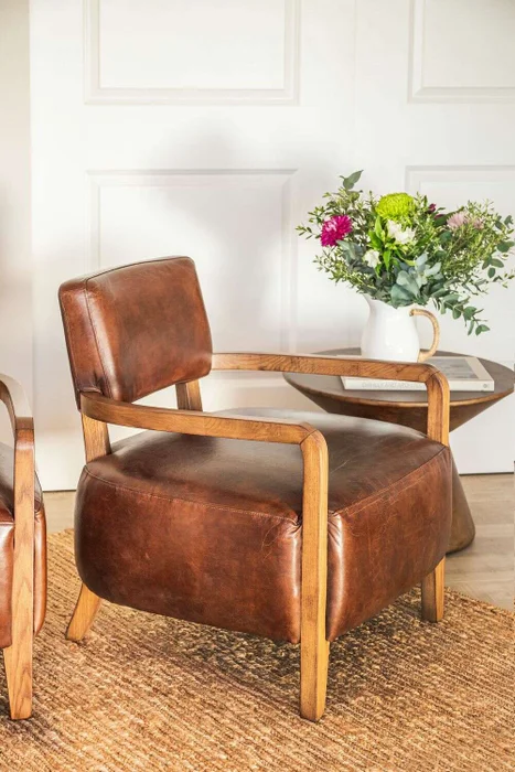 BUTACA WOOLY - WALNUT Y CUERO ITALIANO ENVEJECIDO en Marrón - Butacas, banquetas y puffs, Uruguay | La Iberica, vista 9