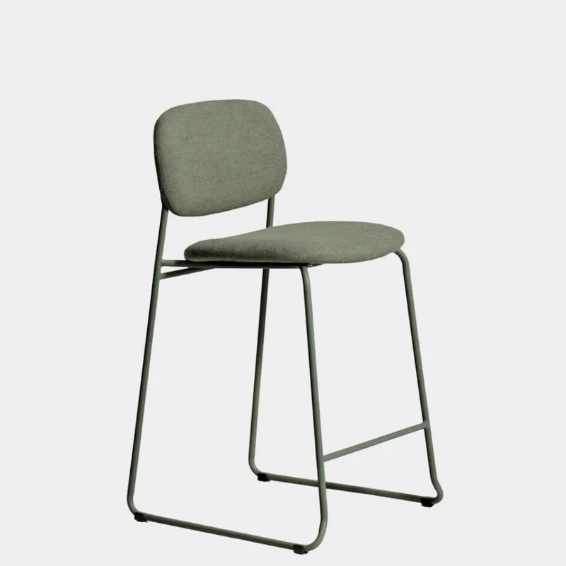 Taburete apilable Meli de chenilla verde y patas de metal verde FSC Mix Credit 65 cm en Verde - Butacas, banquetas y puffs, Uruguay | Kavehome