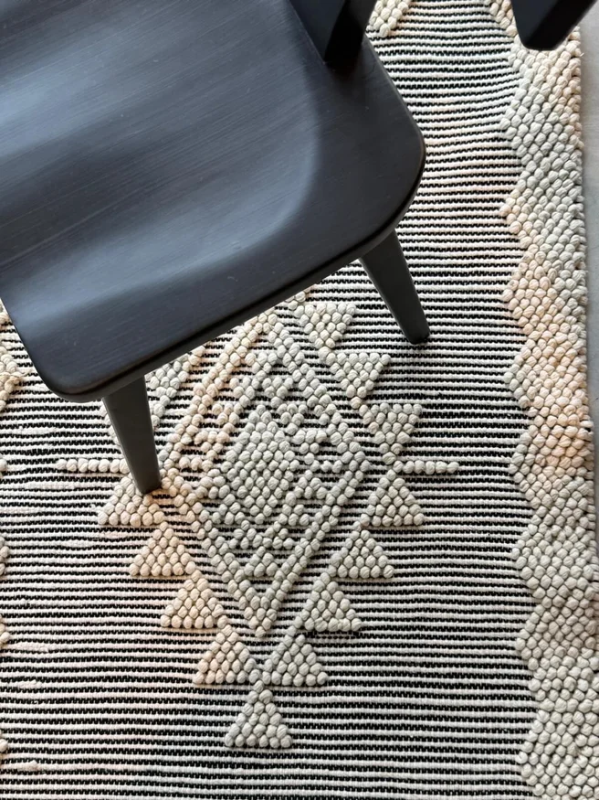 ALFOMBRA LANA BORDADA ROMBO CENTRAL NATURAL NEGRO en Negro - Textiles, Uruguay | Masinfinito Casa, vista 2