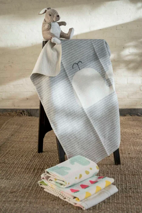 MANTA AUSTRIACA KIDS - BALLENA GRIS en Gris - Textiles, Uruguay | La Iberica, vista 3