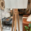 Lámpara De Pie Tripe Economy - Madera Natural - Lámparas de pie, Uruguay | Berna home, vista 4 de 9