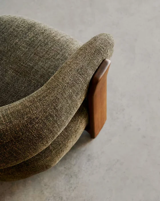 Butaca Granite de chenilla - verde y patas de madera maciza de fresno acabado nogal FSC 100% en Verde - Butacas, banquetas y puffs, Uruguay | Kavehome, vista 6