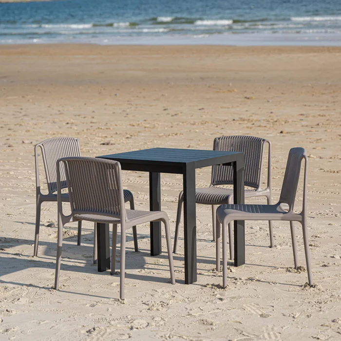 Mesa de exterior Rhodas - 70x70cm en Negro - Mesas de living, Uruguay | Walnut, vista 2