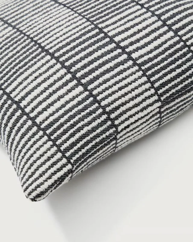 Almohadón Levu 100% algodón a rayas negro y blanco 45 x 45 cm en Multicolor - Textiles, Uruguay | Kavehome, vista 3