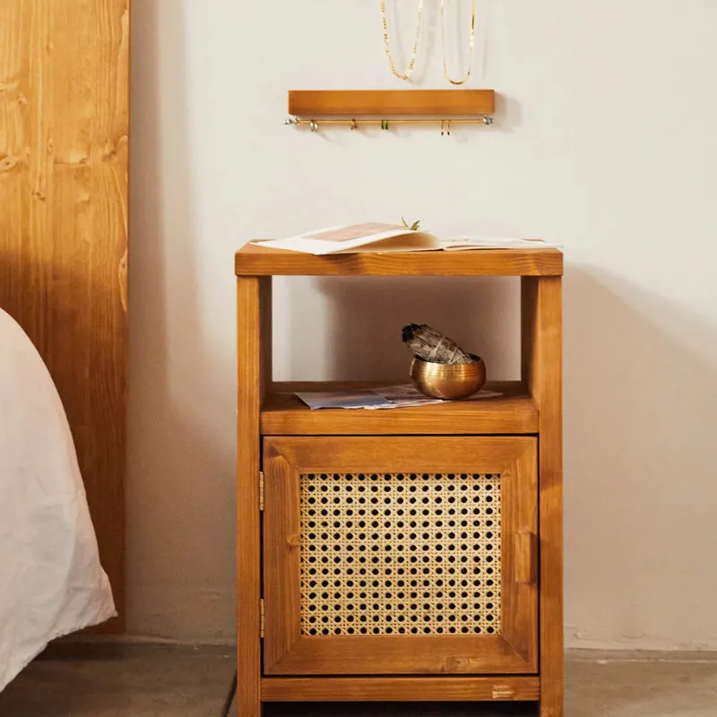 Mesita de noche con puerta Haydé en Madera natural - Mesas de luz, Uruguay | Treehouse Deco