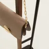 Perchero Magali acero negro y contrachapado de roble 172 cm en Negro - Percheros y colgadores, Uruguay | Kavehome, vista 4 de 7