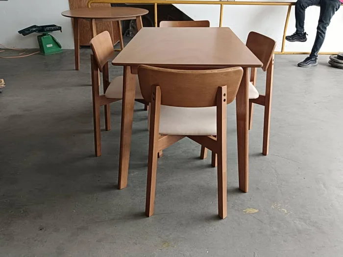 Mesa de Comedor Marruecos 110 x 70 cm – Madera de Gomero Oscuro en Marrón - Mesas de comedor, Uruguay | Berna Home, vista 2