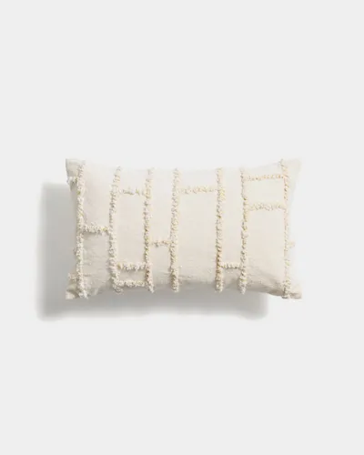 Almohadón Verion con detalle amarillo geométrico bordado 30 x 50 cm en Beige - Textiles, Uruguay | Kavehome