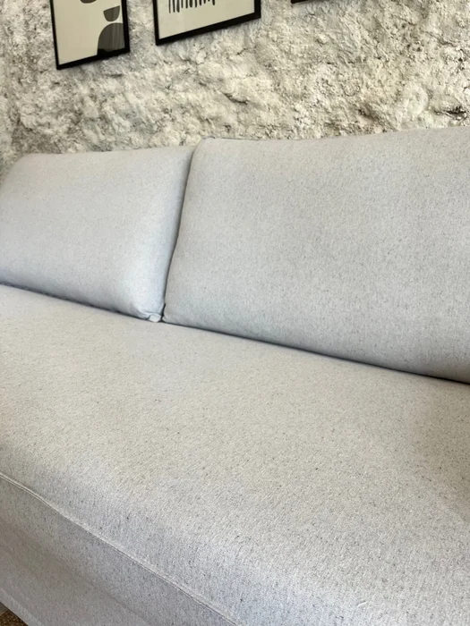 Sofá Manchester con Funda Desmontable 2 cuerpos (155cm) – Gris Claro en Gris - Sillones y sofás, Uruguay | Berna Home, vista 3