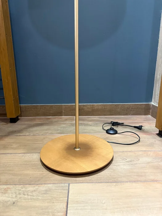 Lámpara de Pie Slim Madera, Hierro Dorado y Pantalla Algodón en Castaño y Dorado - Lámparas de pie, Uruguay | Berna Home, vista 4