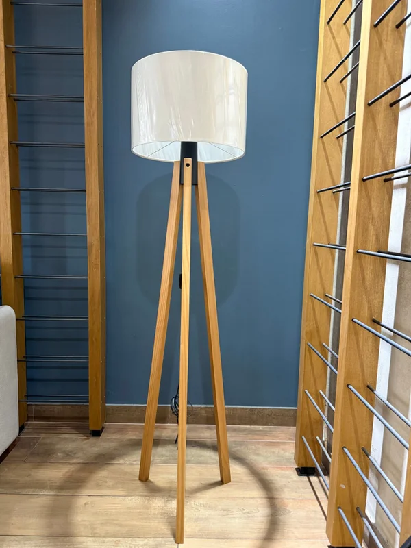 Lámpara de Pie Apollo con Pantalla Algodón en Madera natural - Lámparas de pie, Uruguay | Berna Home, vista 4