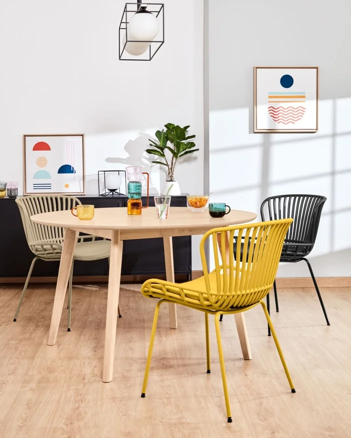 Mesa redonda Batilde madera maciza caucho con chapa de fresno Ø 120 cm en Madera natural - Mesas de comedor, Uruguay | Kavehome, vista 2