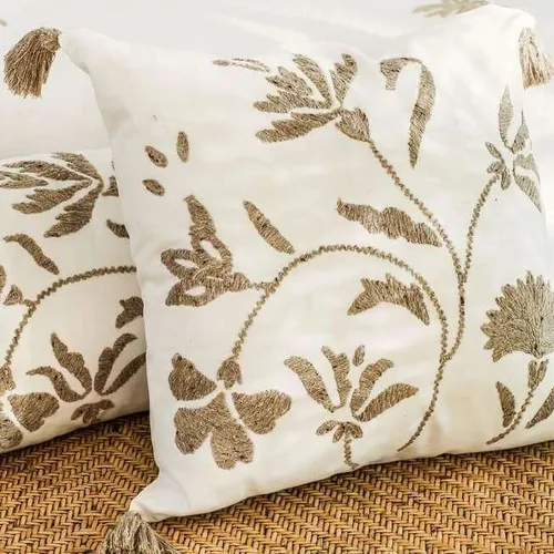 ALMOHADON CON FLORES DE RAFIA BORDADAS A MANO - 50 X 50 CMS - Textiles, Uruguay | La Iberica