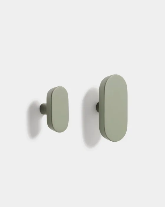 Set Arely de 2 colgadores de madera maciza de haya con acabado lacado verde 6,5 cm / 10 cm en Verde - Percheros y colgadores, Uruguay | Kavehome