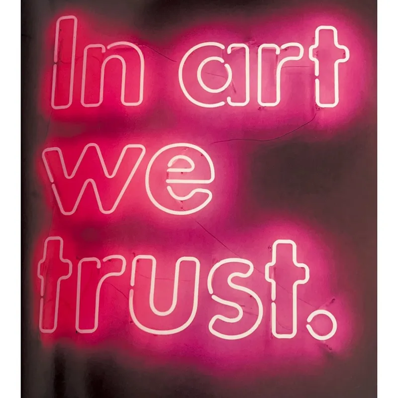In Art we trust en Rosa - Láminas, Uruguay | Mara Estudio