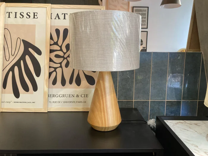 Lámpara de Mesa Garabe Cónica – Pantalla Lino Beige en Madera natural - Lámparas de mesa, Uruguay | Berna home, vista 3