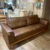 Sofá de Cuero Montreal 3 Cuerpos - Caramelo - Sillones y sofás, Uruguay | Berna home, vista 4 de 5