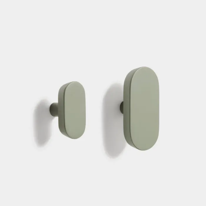 Set Arely de 2 colgadores de madera maciza de haya con acabado lacado verde 6,5 cm / 10 cm en Verde, Uruguay | Kavehome
