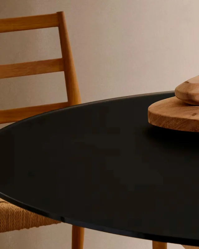 Mesa redonda Argo de cristal negro mate y patas de acero efecto madera Ø 150 cm en Negro - Mesas de comedor, Uruguay | Kavehome, vista 3