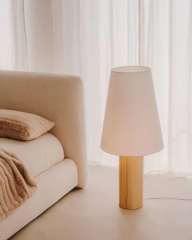 Lámpara de pie Marga de madera maciza con acabado natural - con acabado natural en Marrón - Lámparas de pie, Uruguay | Kavehome, vista 3