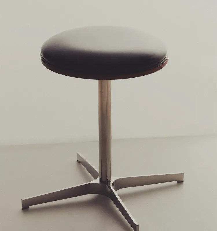 TABURETE PIEL Y ACERO INOXIDABLE en Marrón - Sillas, Uruguay | Zara Home