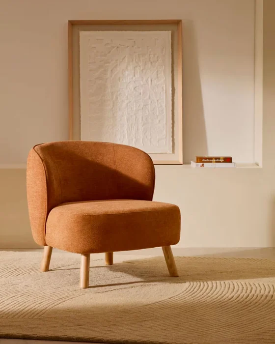 Butaca Ulit de chenilla - terracota y patas de madera maciza haya acabado natural en Rojo - Butacas, banquetas y puffs, Uruguay | Kavehome, vista 2