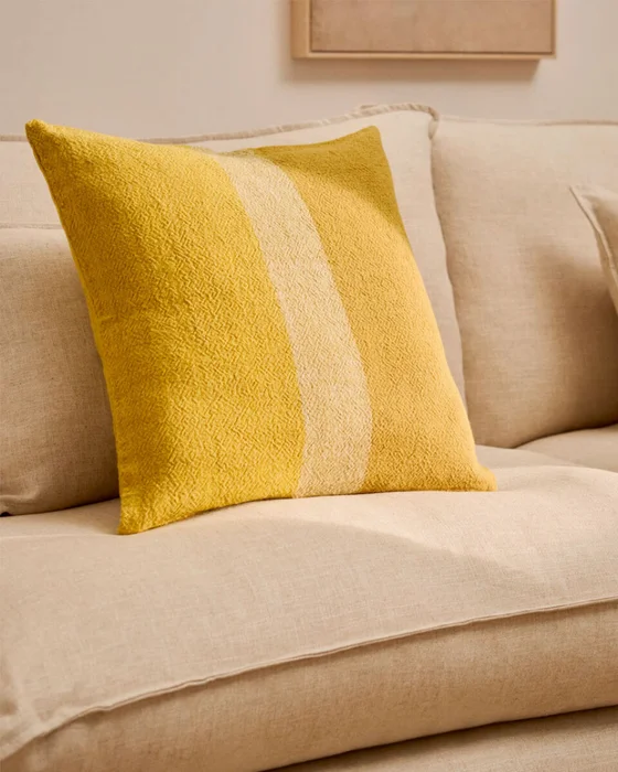 Almohadón Nurei de algodón y lino amarillo, 50 x 50 cm en Amarillo - Textiles, Uruguay | Kavehome, vista 2