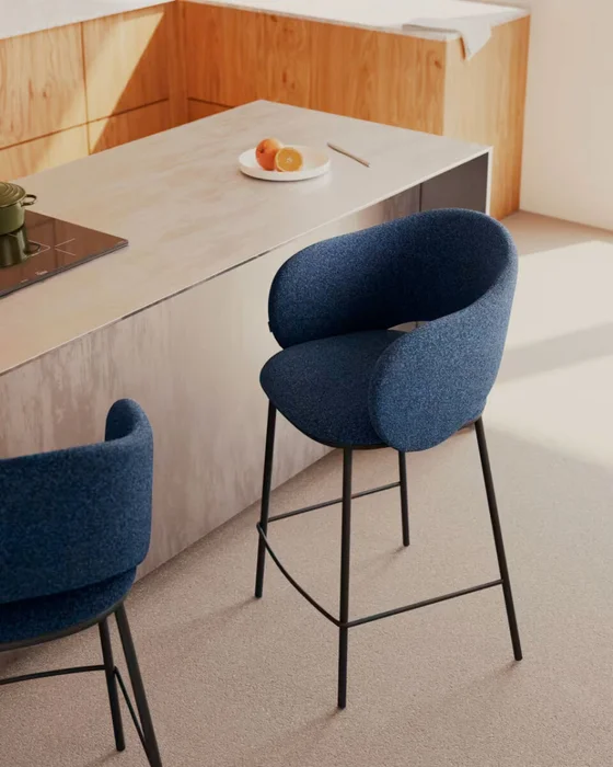 Taburete Maina - de chenilla azul y patas de acero con acabado azul FSC Mix Credit 65 cm en Azul - Butacas, banquetas y puffs, Uruguay | Kavehome, vista 2