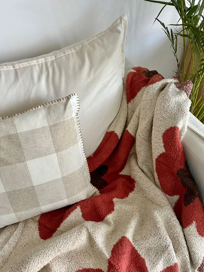 Manta Suave Floral en Rojo - Textiles, Uruguay | Cabana, vista 2