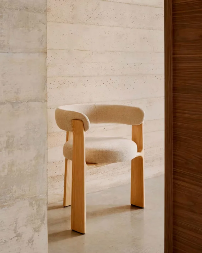 Silla Granite de 3 patas de chenilla beige y madera maciza fresno acabado natural FSC 100% en Beige - Sillas, Uruguay | Kavehome, vista 2