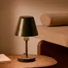 Lámpara de mesa Calina de metal verde y mármol negro en Verde - Lámparas de mesa, Uruguay | Kavehome, vista 2 de 5