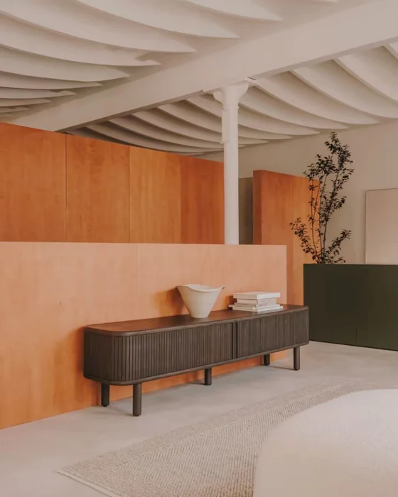 Mueble TV Mailen 2 puertas en chapa de fresno - con acabado oscuro 200 x 50 cm en Negro - Muebles para TV, Uruguay | Kavehome, vista 2