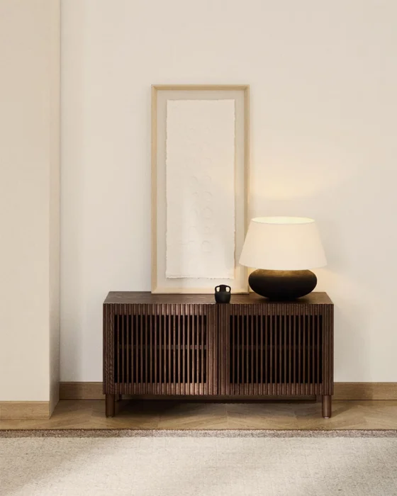 Zapatero Beyla 2 puertas de chapa y madera maciza de fresno con acabado tono nogal 98,5 cm en Marrón - Butacas, banquetas y puffs, Uruguay | Kavehome, vista 2