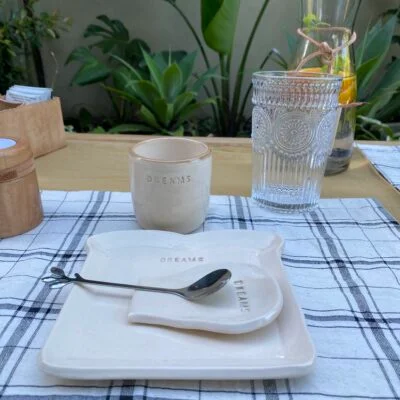 Kit desayuno con vaso de cerámica, apoya cucharas, plato y cucharita en Beige - Decoración, Uruguay | Dreams On Time, vista 20
